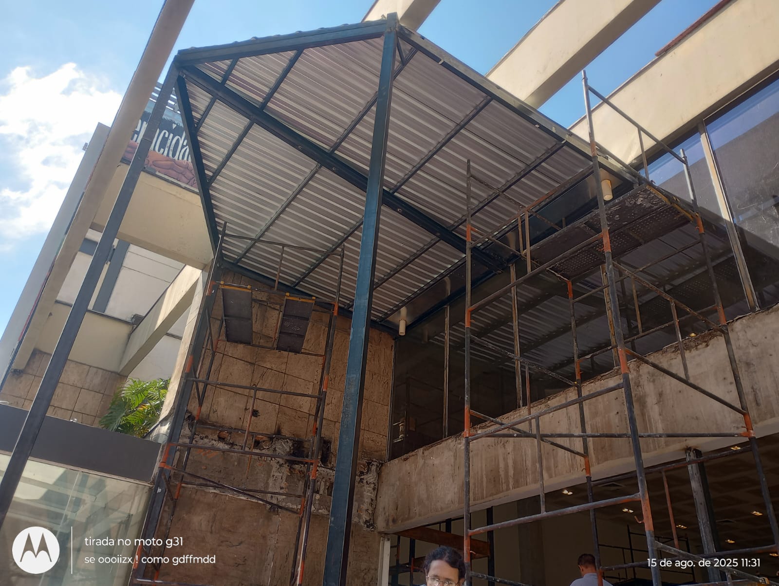 Estrutura metálica em montagem com andaime