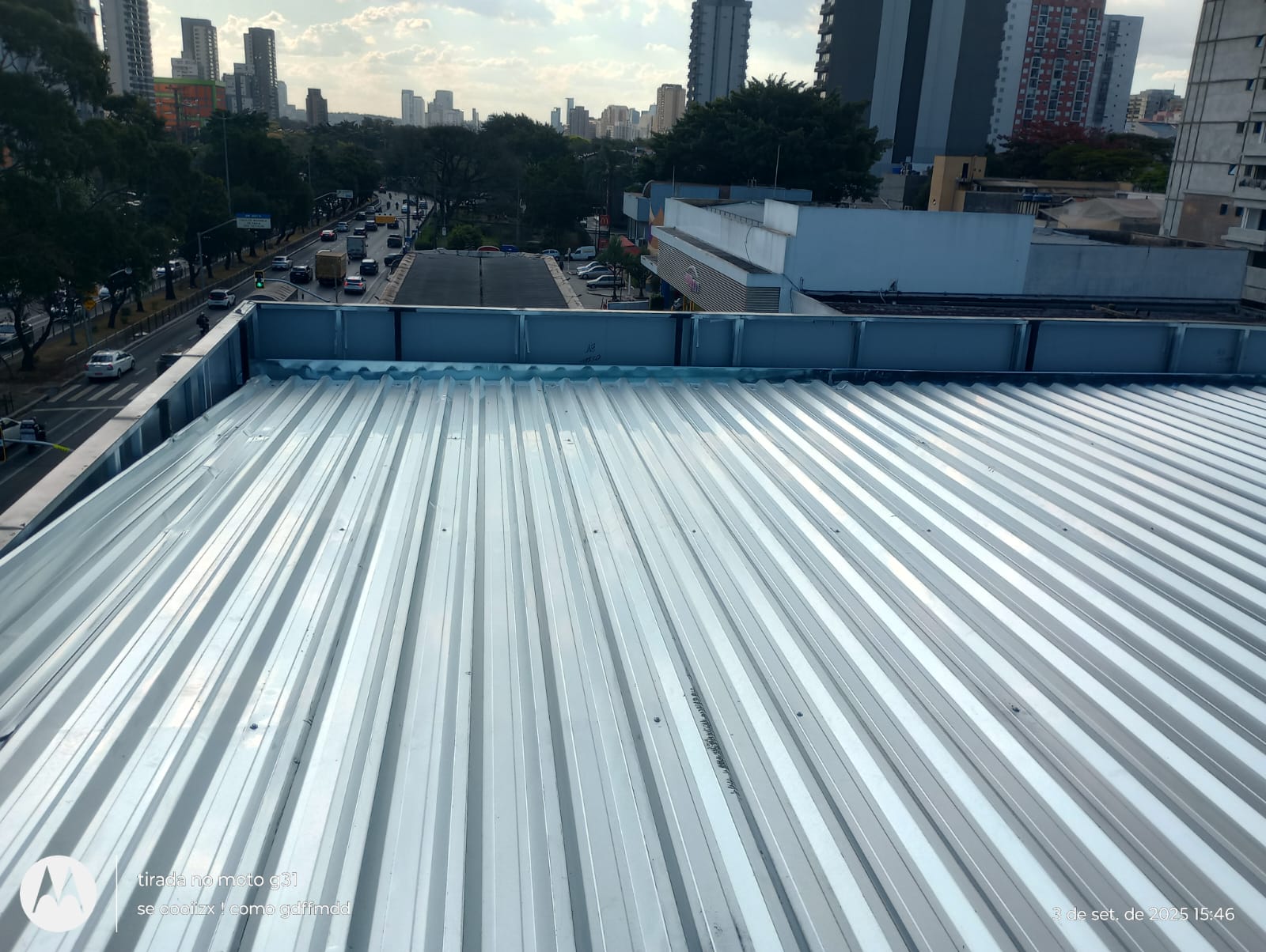 Cobertura metálica clara instalada em área urbana