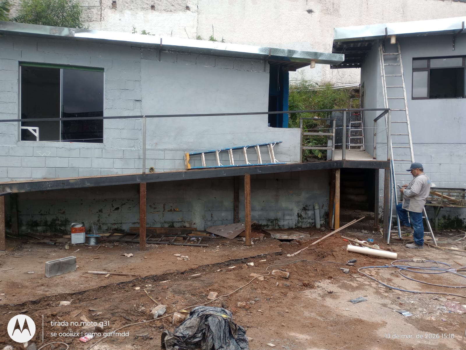 Passarela com guarda-corpo metálico em área externa