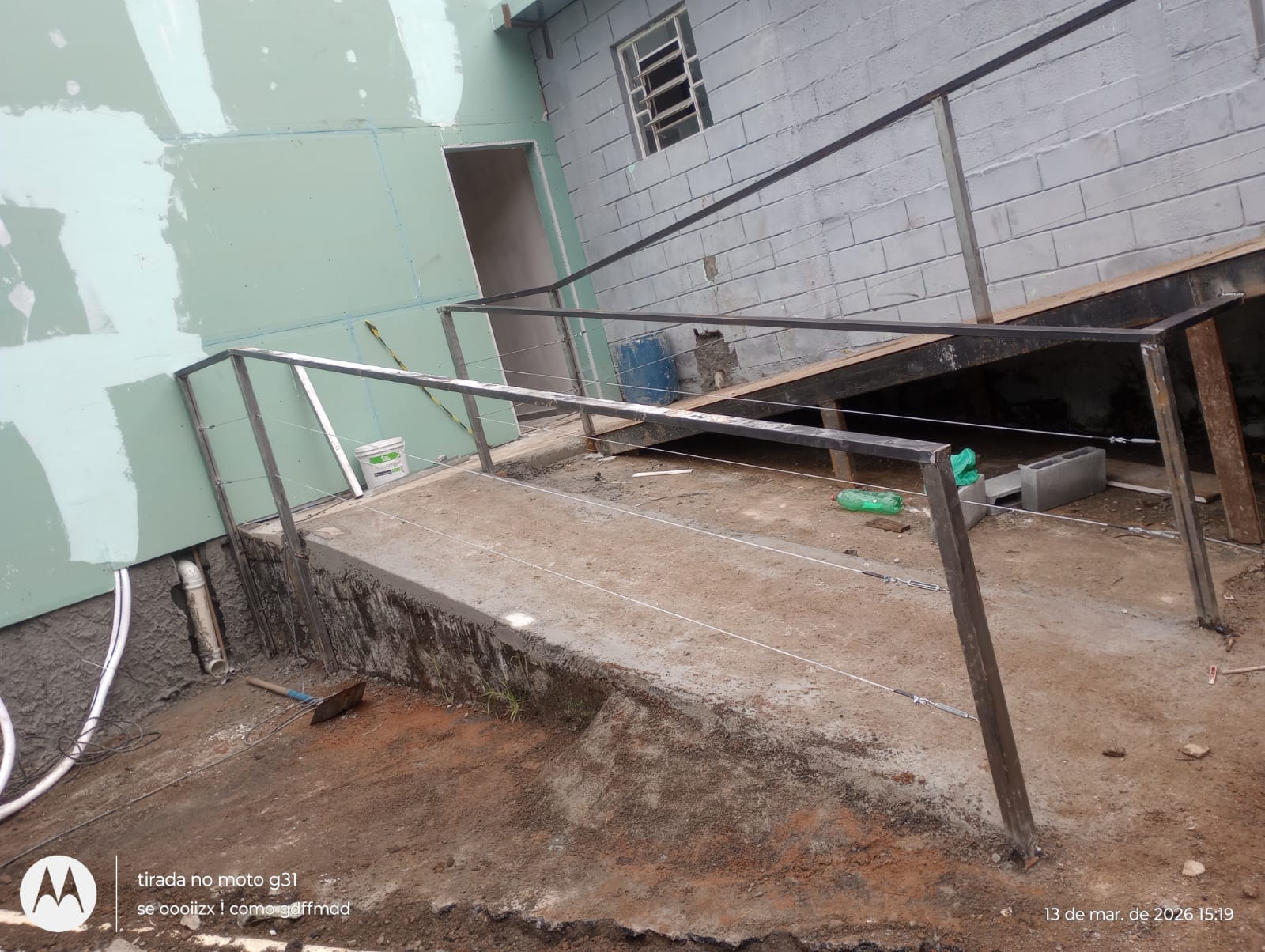 Estrutura metálica com guarda-corpo em montagem