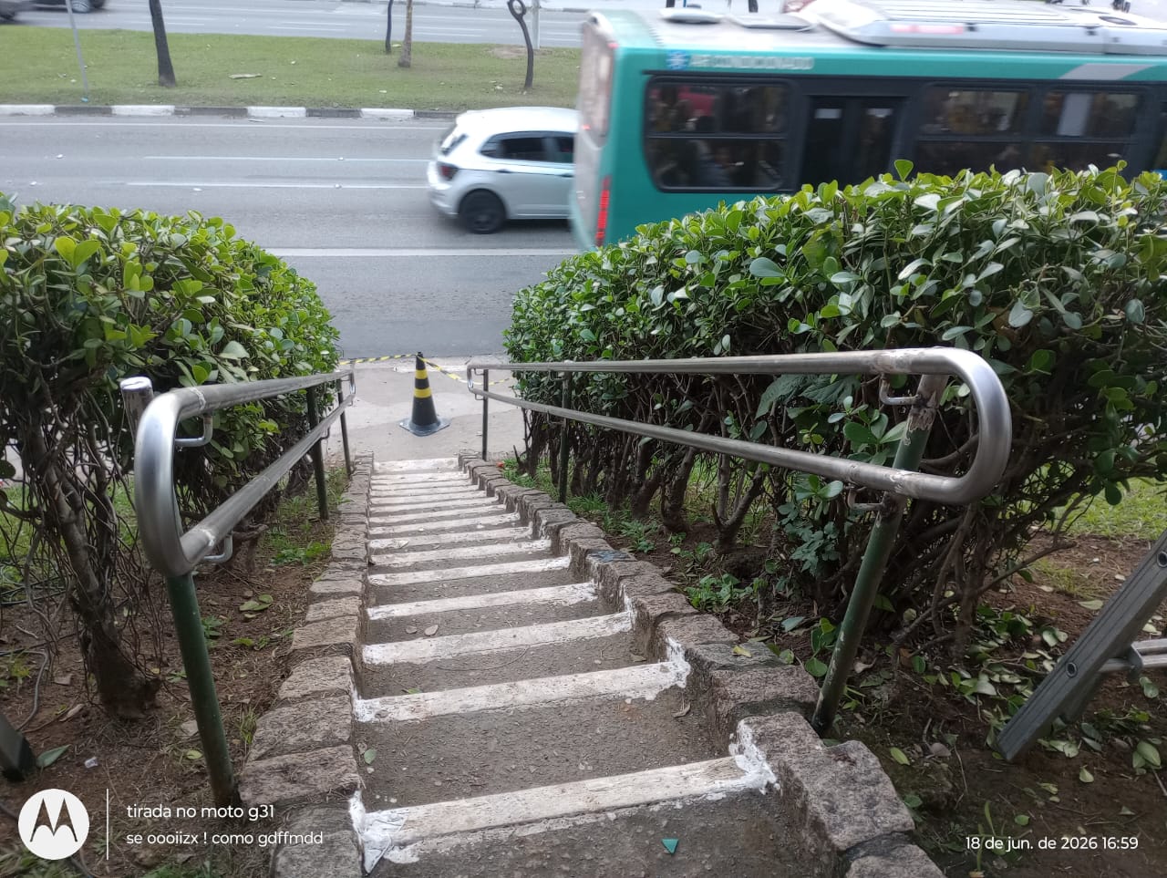 Corrimão metálico instalado em escada externa
